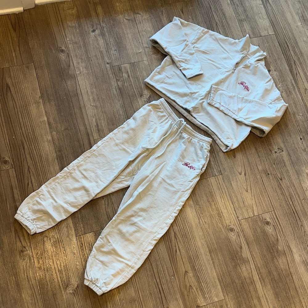 Bo & Tee White Sweatpants and Sweatshirt Set